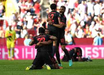 Bayern de Munique conquistou o 11º título nacional seguido depois de vencer o Colônia por 2 a 1; Borussia empatou em casa por 2 a 2