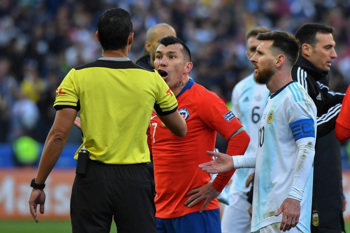 Medel deu peitadas em Messi durante primeiro tempo de Argentina e Chile, e ambos foram expulsos pelo rbitro paraguaio Mario Daz de Vivar. Torcida na Arena Corinthians vaiou a deciso do juiz.