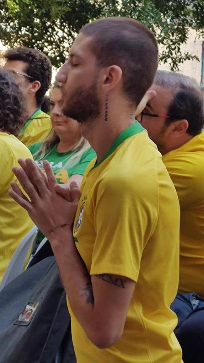 Tristeza da torcida com a elimina��o do Brasil na Copa