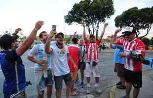 Torcedores de Argentina e Paraguai na chegada ao Minero para duelo pela Copa Amrica
