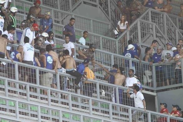 Pouco antes do clssico, alguns torcedores do Cruzeiro brigaram entre si nas cadeiras do Independncia. A PM teve de interferir no tumulto e acabou encontrando resistncia por parte dos mais exaltados.