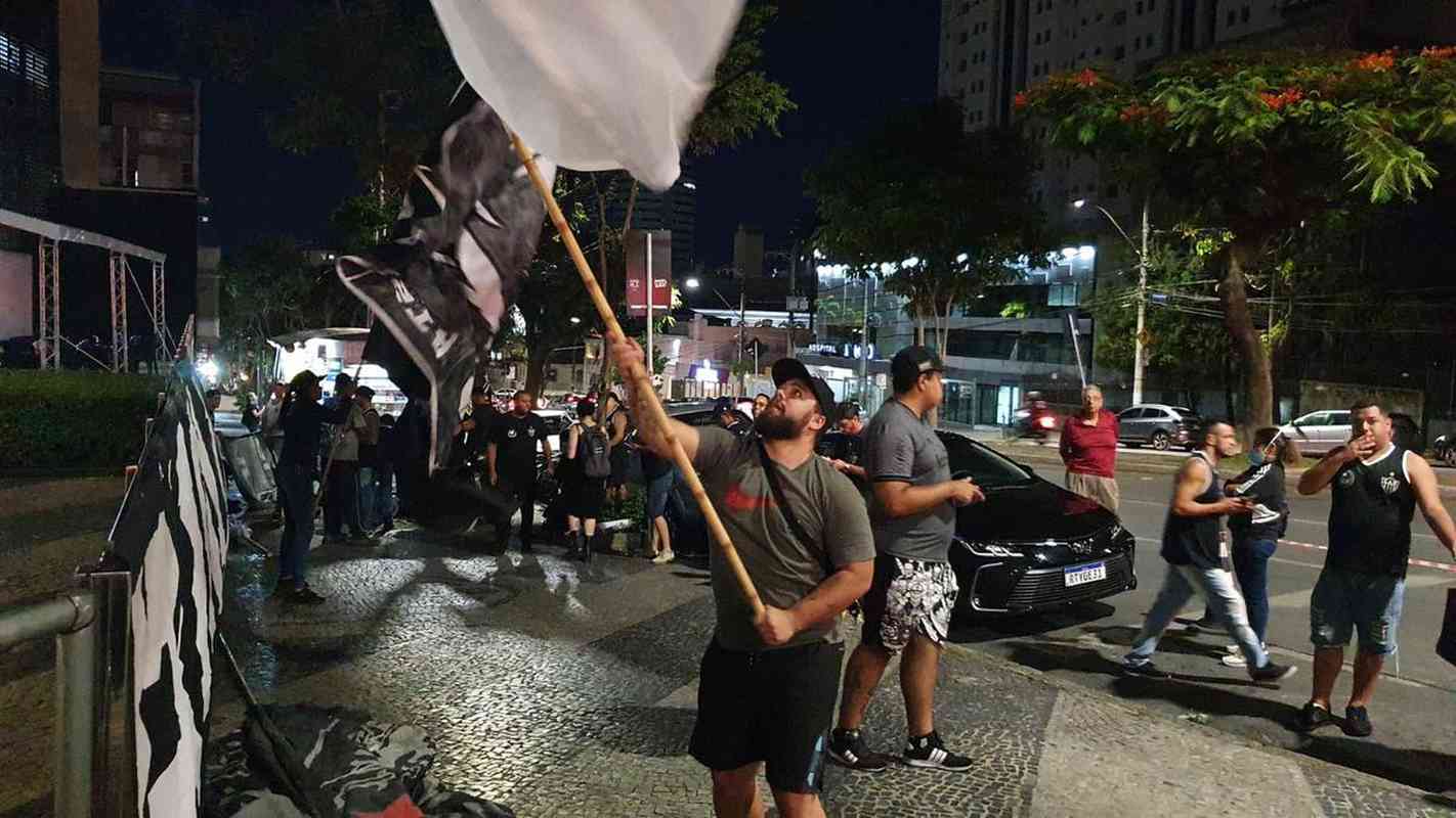 Torcedores do Atltico protestaram em frente  sede do clube nesta segunda-feira (21/11)