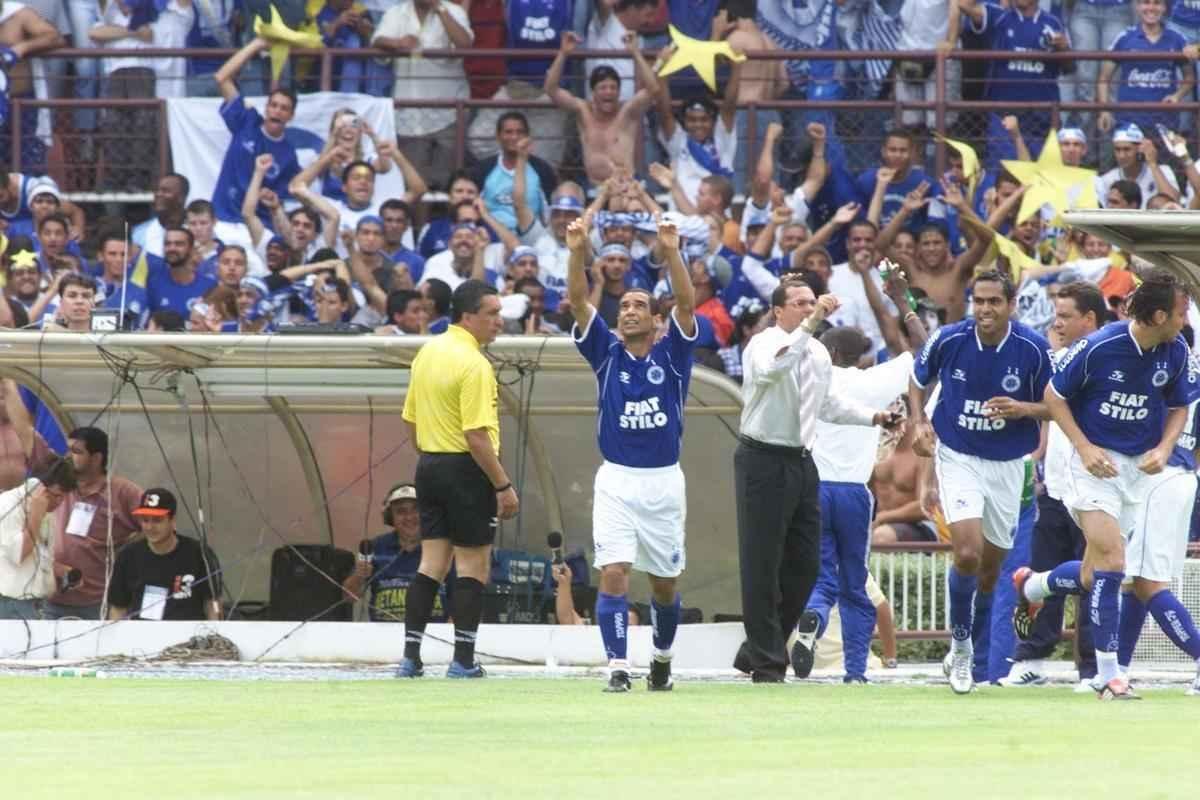 Em 30 de novembro de 2003, Cruzeiro derrotou o Paysandu por 2 a 1, no Mineiro, pela 44 rodada, e confirmou o ttulo brasileiro de forma antecipada. Zinho, no primeiro tempo, e Mota, no segundo, marcaram os gols celestes. Aldrovani descontou para o Papo. Depois do apito final, uma grande festa tomou conta do gramado e das arquibancadas. 