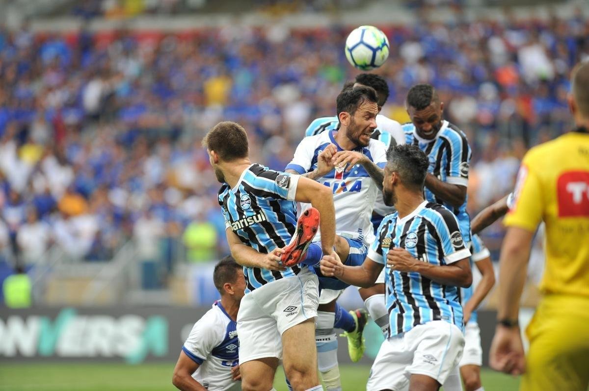 Cruzeiro estreou novo uniforme neste sbado, contra o Grmio