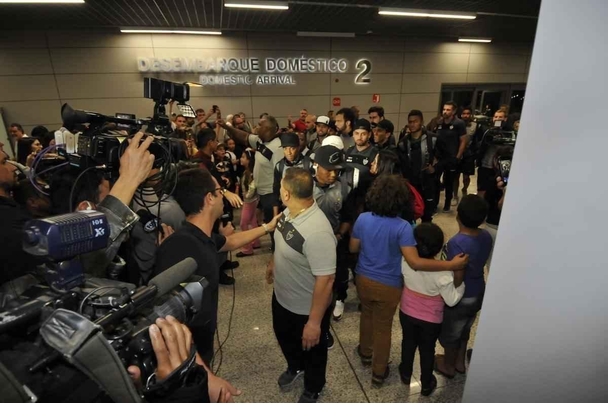 Delegao do Atltico desembarcou unida e em silncio no aeroporto de Confins, nesta quinta-feira
