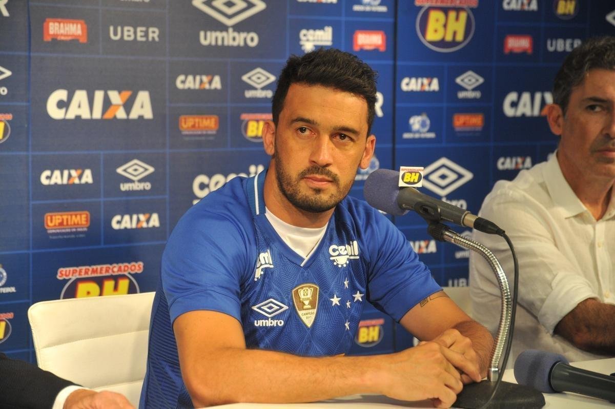 Veja fotos da apresentao do lateral Edilson