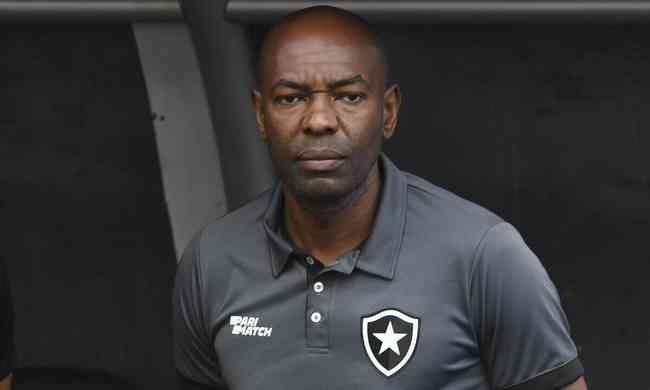 Cláudio Caçapa assumiu o Botafogo interinamente e estreou com vitória no clube