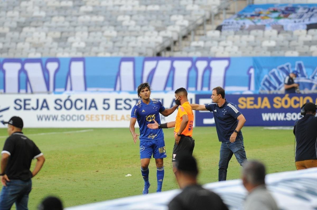 Fotos da vitria do Cruzeiro sobre o Athletic de So Joo del-Rei, por 1 a 0, no Mineiro, pela quarta rodada do Campeonato Mineiro de 2021. Marcelo Moreno, de pnalti, marcou o gol do triunfo celeste no Gigante da Pampulha