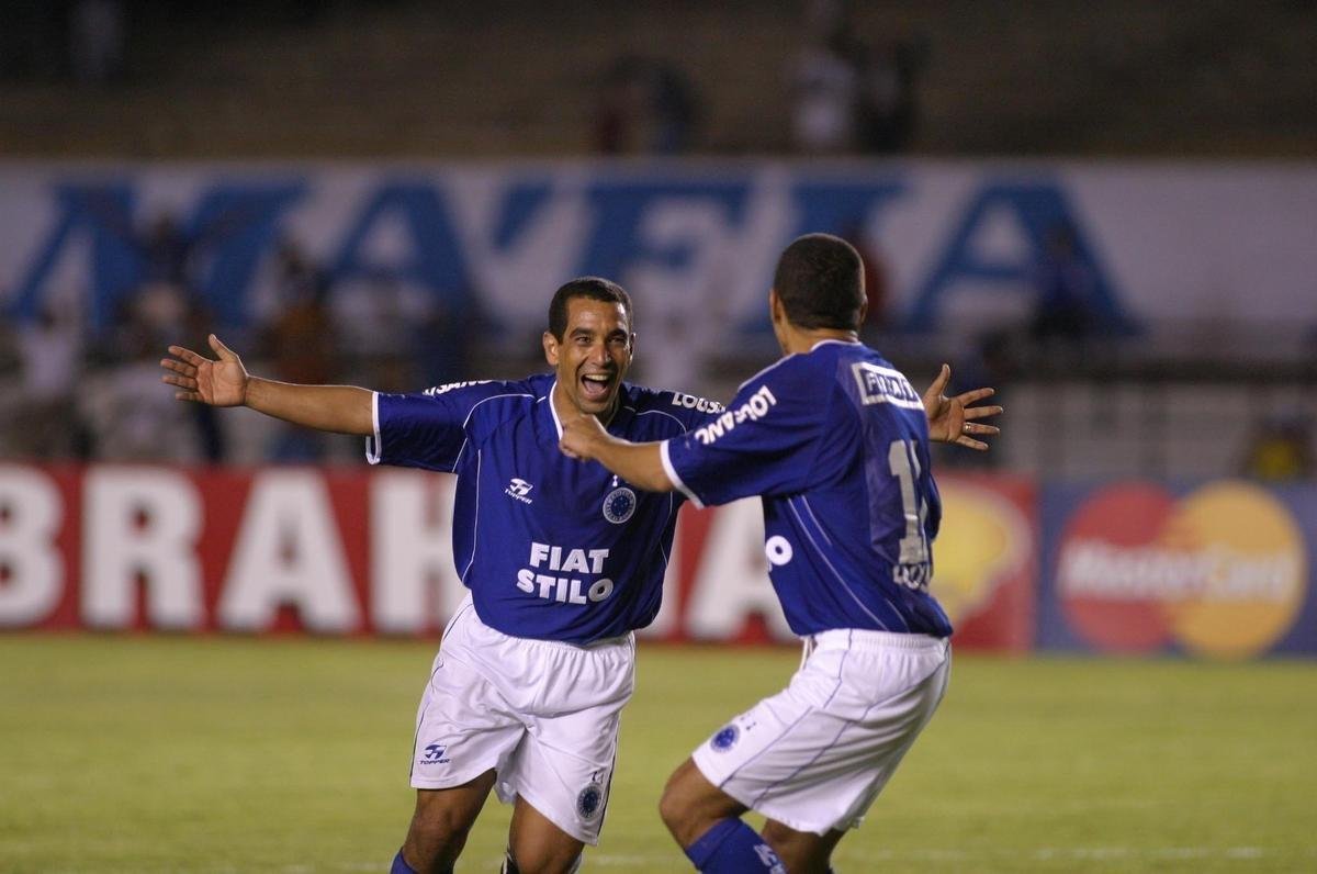 Meia Zinho (Flamengo: 1986-1992, 2004-2005 / Cruzeiro: 2003): 466 jogos por Flamengo (65 gols) e 19 jogos por Cruzeiro (4 gols)