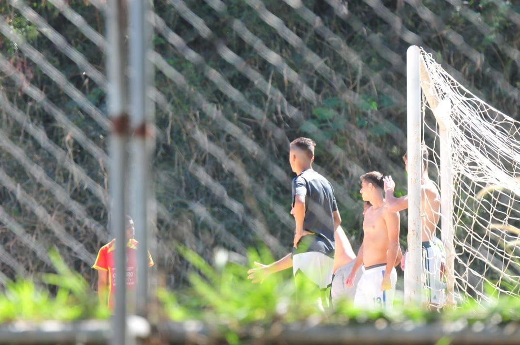 Em meio  pandemia do novo coronavrus, a reportagem do Superesportes / Estado de Minas flagrou nesta tera-feira (14) um treino de futebol no campo de vrzea do Itatiaia, no Bairro Bandeirantes, na Regio da Pampulha, em BH. Jovens entre 16 e 20 anos participam de atividades fsicas sob a superviso de um treinador e um preparador de goleiros. Muitos garotos fazem parte de um projeto social do Santa Luzia Futebol Clube. Parte do grupo foi levado por Luciano Mafra, tcnico da equipe, para trabalhar de maneira independente. (Gladyston Rodrigues/EM/D. A Pres)