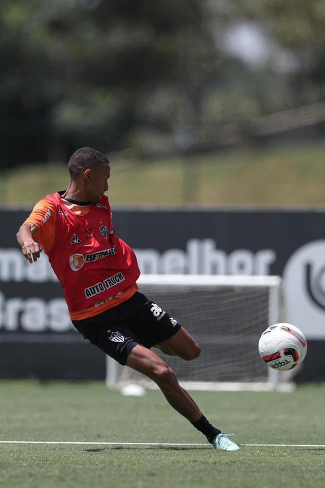 Com seriedade, mas tambm descontrao, o Atltico treinou sob sol forte na manh desta sexta-feira (21), na Cidade do Galo, em Vespasiano. Este foi o quinto dia de pr-temporada para o clube mineiro em 2022, sob o comando do tcnico argentino Antonio 'El Turco' Mohamed. Novas baixas, o volante Allan e o atacante Keno testaram positivo para COVID-19 e no participaram das atividades (ambos cumprem perodo de sete dias de isolamento social).