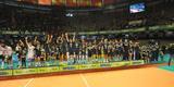 Imagens da premiao, da festa do time e da torcida cruzeirense no Mineirinho com o tri da Superliga