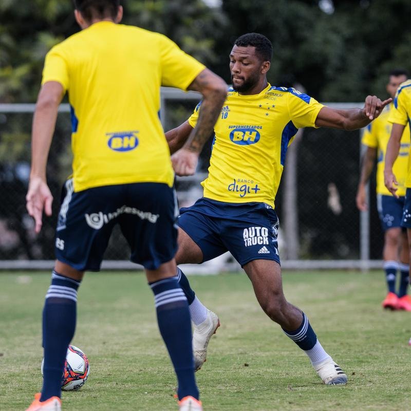 Comisso tcnica de Vanderlei Luxemburgo comandou treino na Toca da Raposa II nesta quarta-feira. Time se prepara para enfrentar o Brusque, s 11h de sbado, no estdio Augusto Bauer, em Santa Catarina, pela 16 rodada da Srie B.