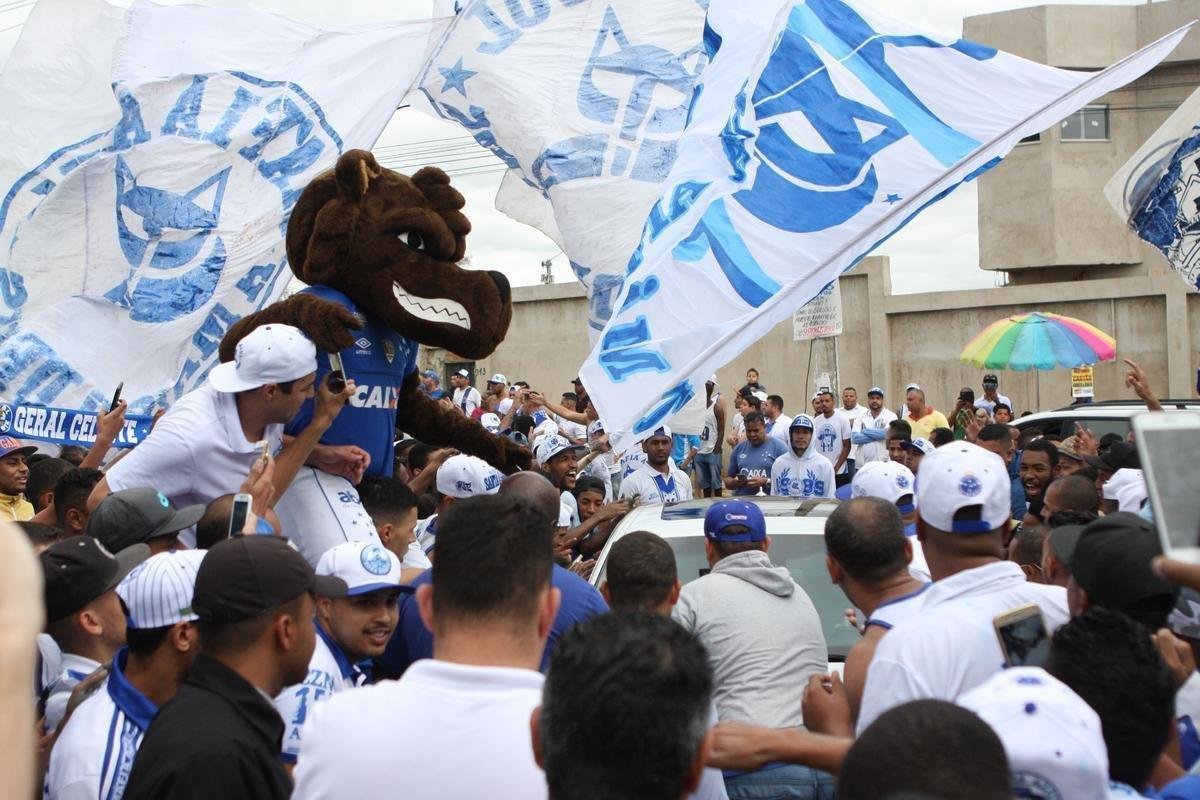 Torcedores do Cruzeiro foram  porta da Toca II apoiar os jogadores na vspera do jogo com o Flamengo