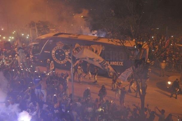 Jogadores desceram do nibus em meio  torcida na chegada ao Mineiro