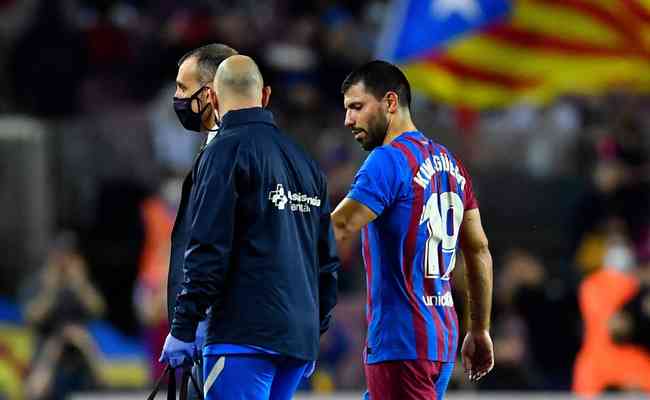 Barcelona informa que Agero ficar afastado por ao menos 3 meses
