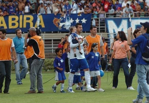 Fbio entrando em campo, assediado por torcedores