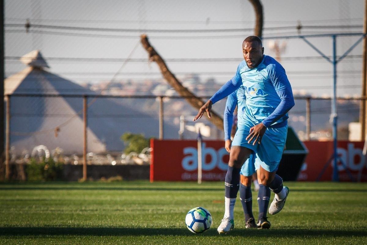 Depois de vencer o Amrica por 3 a 1 no Mineiro, o Cruzeiro se reapresentou na tarde desta sexta-feira, na Toca da Raposa II. Como de praxe, os titulares realizaram treinamento regenerativos na academia. J os reservas estiveram em campo para atividade tcnica sob orientao de Mano Menezes. O treinador, inclusive, passou a maior parte do trabalho em conversa reservada com o vice-presidente de futebol Itair Machado. O prximo compromisso do clube  contra o Atltico-PR, no domingo, s 19h, no Gigante da Pampulha. 