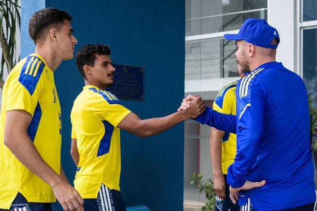 Mozart teve primeiro contato com jogadores do Cruzeiro nesta sexta-feira (11/06), na Toca da Raposa II