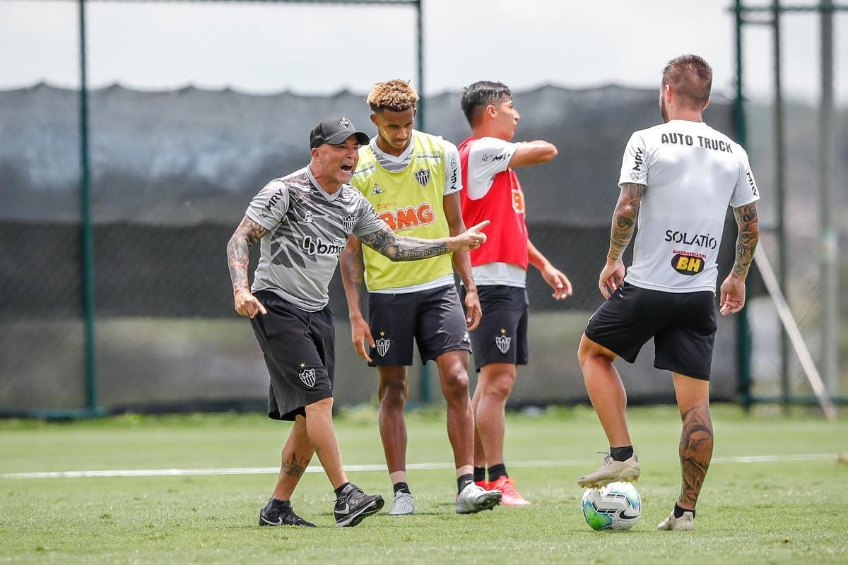 Veja fotos do treino do Atltico