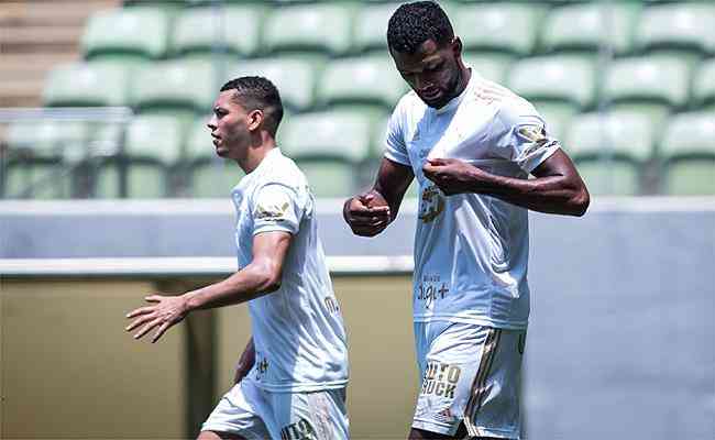 Matheus Pereira e Thiago em jogo do Cruzeiro contra o Brasil de Pelotas, no Independncia, pela Srie B. Atacante marcou um dos gols da vitria por 2 a 0