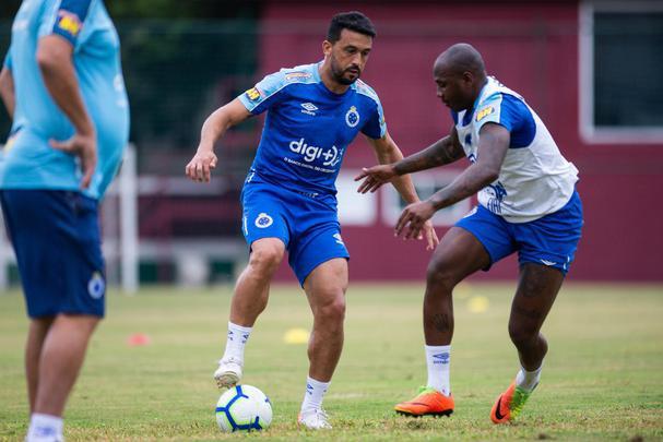 Jogadores do Cruzeiro treinaram nesta terça-feira nas Laranjeiras, estádio do Fluminense, no Rio de Janeiro. Adilson Batista pode promover entradas de Ezequiel e Fred ao time diante do Grêmio, na quinta-feira.