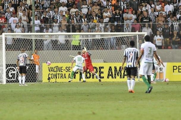 No primeiro tempo, Aylon marcou de cabea, em lance polmico, e auxiliar assinalou impedimento