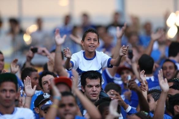 Imagens da torcida do Cruzeiro, no Mineiro, para o jogo com o Atltico-PR