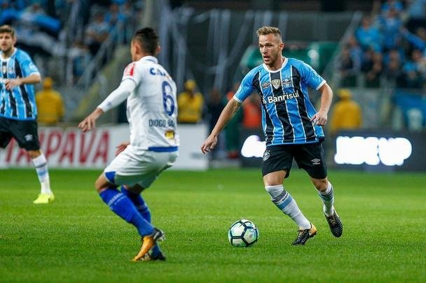 Grêmio foi superior no primeiro tempo e abriu o placar aos 45 minutos, com Barrios