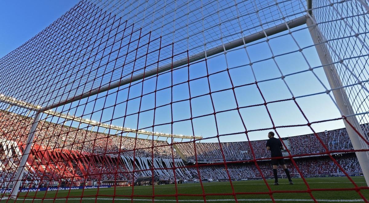 Torcedores do River Plate lotaram o Monumental e tiveram que voltar para casa frustrados