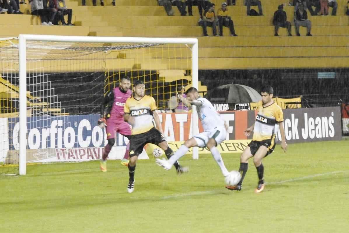 Fotos da vitria de virada do Amrica sobre o Cricima no Estdio Heriberto Hulse, em Cricima, pela Srie B