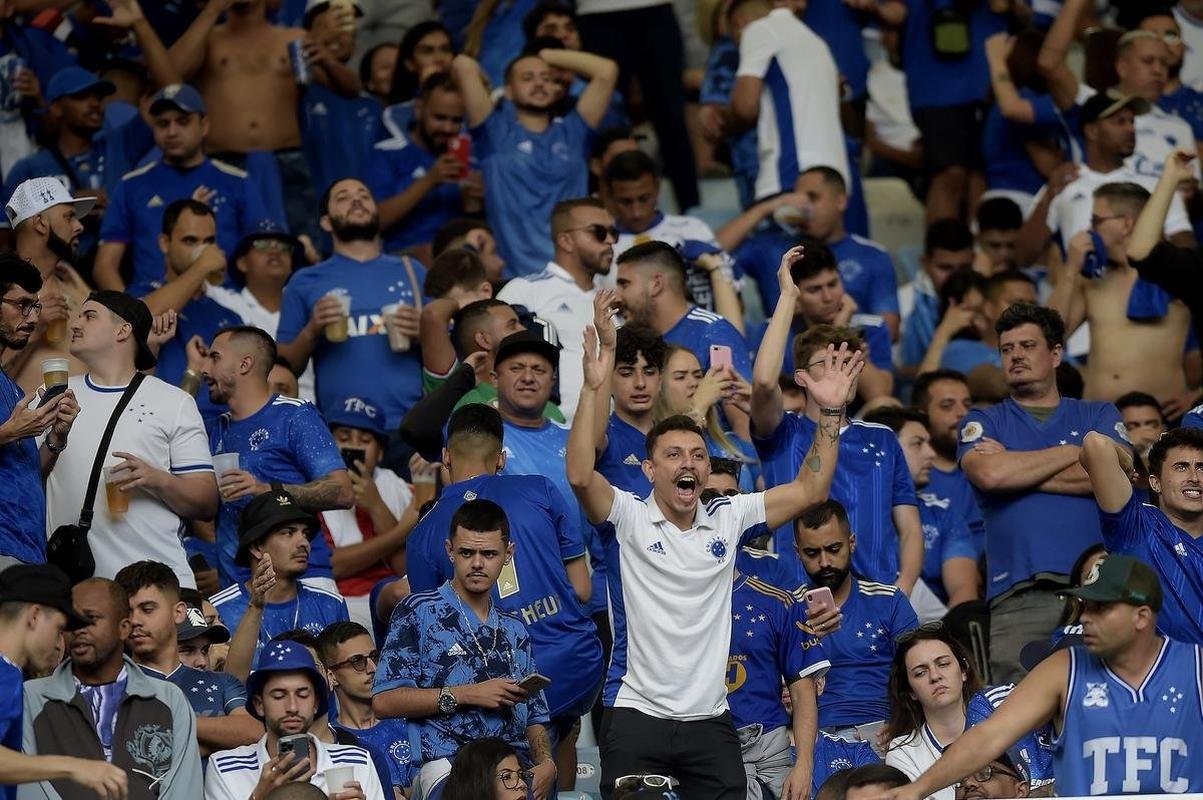 Fotos da torcida do Cruzeiro no Maracan na partida deste domingo (12), contra o Vasco, pela 12 rodada da Srie B do Brasileiro