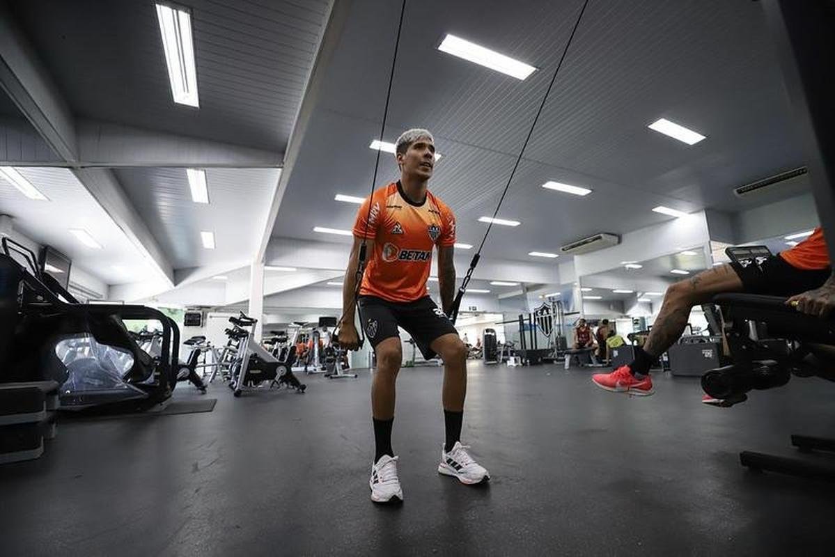 Nesta tera-feira (18), o Atltico realizou o segundo dia de trabalhos na pr-temporada 2022. Novamente com trabalhos fsicos, os atletas fizeram atividades na academia e tambm de corrida nos campos da Cidade do Galo, em Vespasiano. Ausncia, o atacante Jefferson Savarino busca solucionar burocracias para retornar da Venezuela e se juntar ao grupo alvinegro.