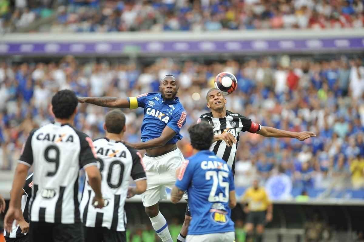 Imagens do primeiro tempo: Cruzeiro abriu o placar com um minuto de jogo, gol de Thiago Neves