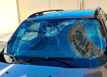 Câmera de segurança da rua onde ocorreu a agressão foi determinante para a identificação dos carros dos agressores. Um suspeito ainda não foi localizado
