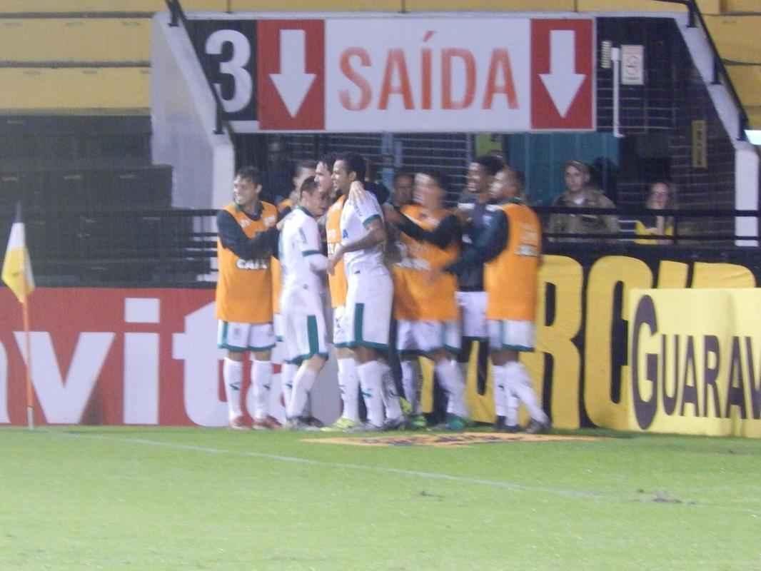 Fotos da vitria de virada do Amrica sobre o Cricima no Estdio Heriberto Hulse, em Cricima, pela Srie B