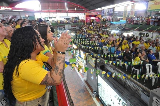 No Mercado Central, em BH, torcedores assistem ao jogo do Brasil contra a Sua pelo Grupo G da Copa do Mundo, no Catar