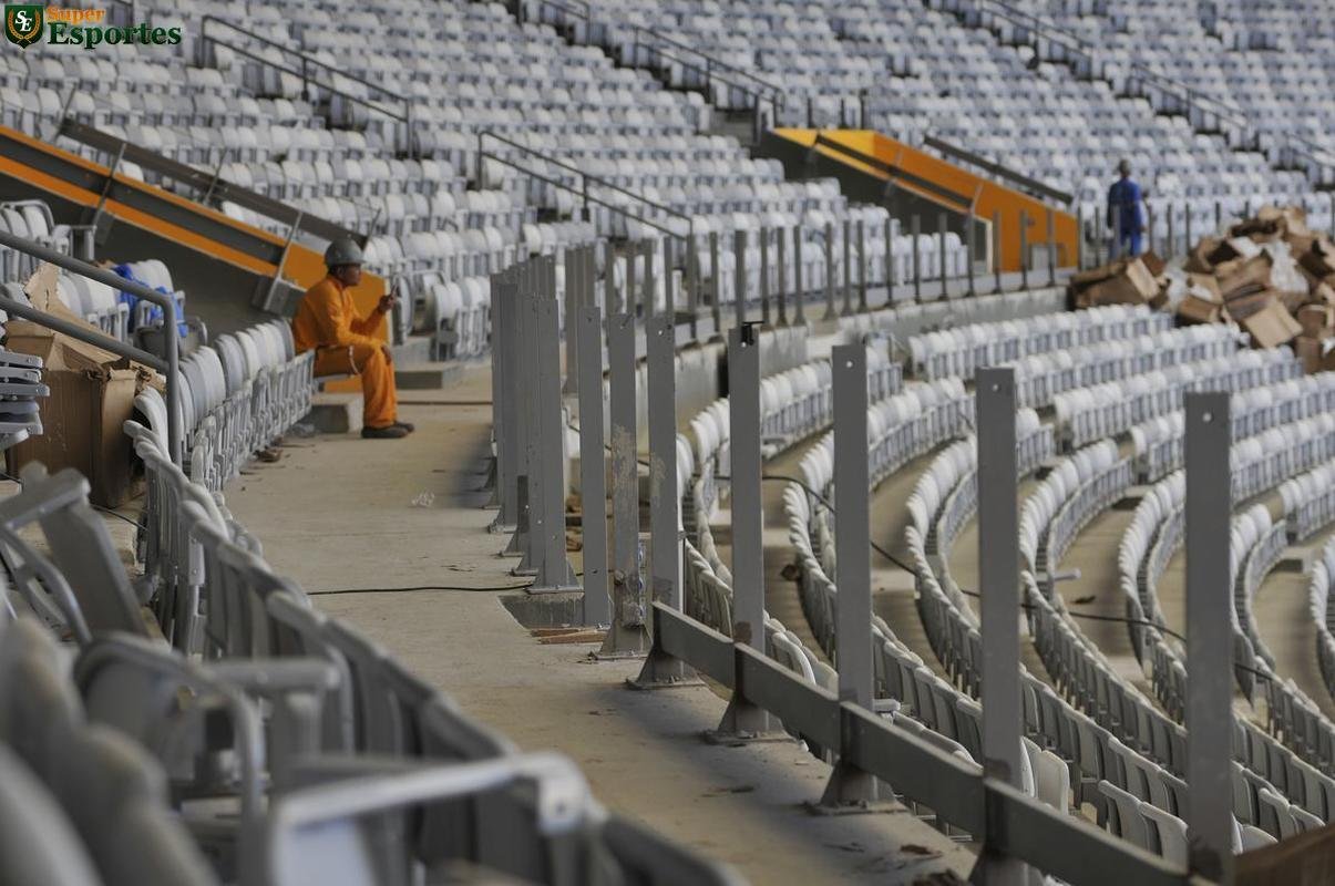 06/12/2012 - Cadeiras totalmente instaladas. Reforma entra na parte dos detalhes, do acabamento final.