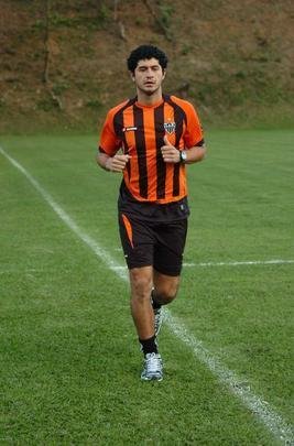 Pedro Benítez - No dia 26 de agosto de 2009, o paraguaio Pedro Benítez foi anunciado como novo reforço do Atlético, através do site oficial do clube. O jogador não se firmou no Galo, fazendo apenas 14 partidas pelo clube. Próximo do fim do seu contrato, a diretoria do Atlético decidiu liberar o jogador. Ele foi campeão mineiro em 2010.