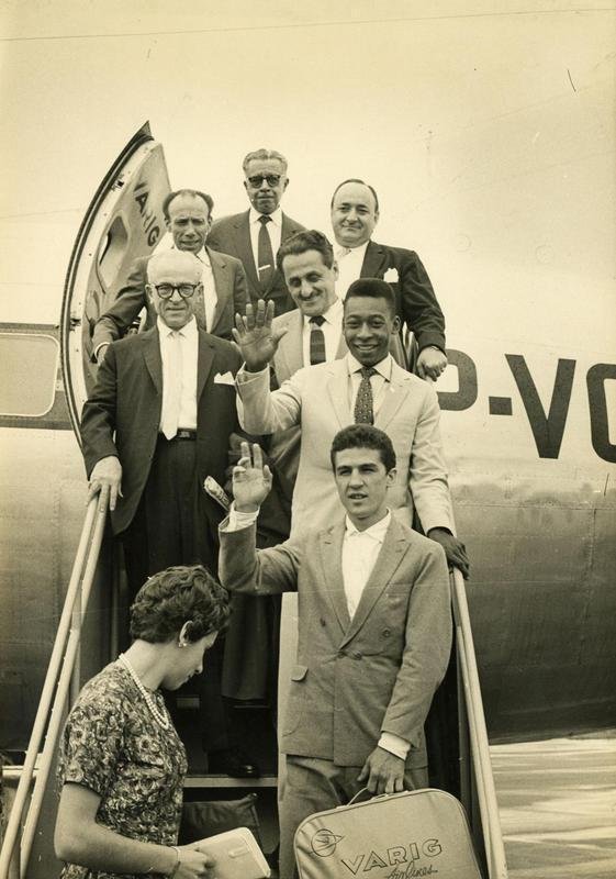 1961 - 1961. Pel aparece na foto ao lado de Pedro Bueno, Kid Jofre (pai de Eder Jofre e treinador de boxe), George Parnassus, Katz Nelson, Athie Jorge Khouri, o pugilista Eder Jofre e a tenista Maria Esther Bueno