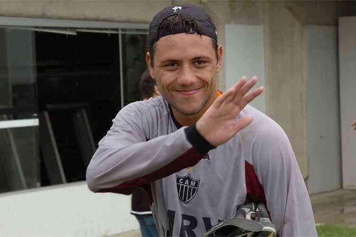 Diego Alves - 2005 a 2007:  revelado na base alvinegra, assumiu a titularidade ap�s venda de Bruno e se tornou um grande destaque do gol do Atl�tico.  Seguro, foi dono da camisa 1 at� 2007, quando foi vendido para o Almer�a-ESP. Conquistou o t�tulo brasileiro da S�rie B em 2006, al�m do Estadual de 2007. Pelo Galo, o goleiro fez 61 jogos e sofreu 65 gols. 
