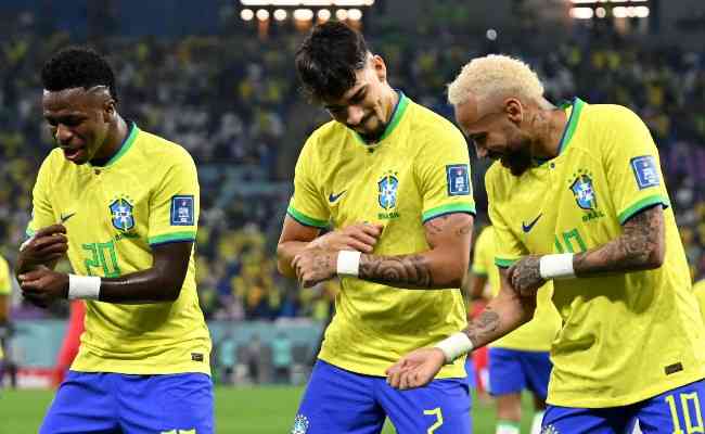 Vinicius Junior e Paquet comemoram gols com dana