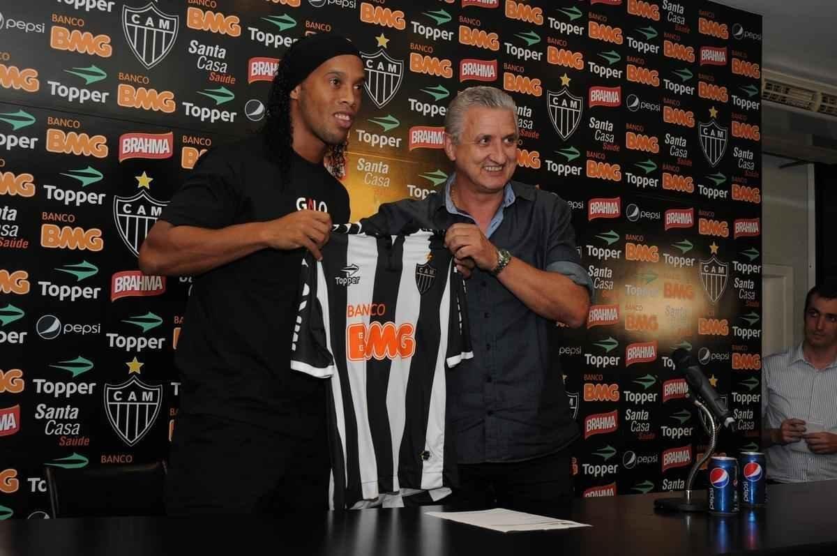- 04/06/2012 - O jogador de futebol Ronaldinho Gacho e o diretor de futebol Eduardo Maluf durante apresentao ao Atltico