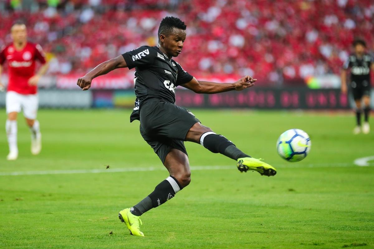 Galo derrotou Internacional no Beira-Rio com gols de Cazares e Terans; D'Alessandro descontou de pnalti