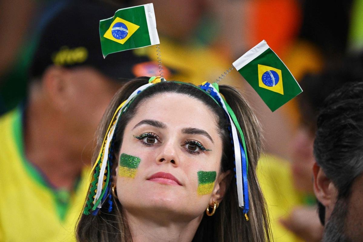Fotos das torcidas de Brasil e Crocia no Estdio da Educao, em Al-Rayyan, no Catar, em duelo pelas quartas de final da Copa do Mundo