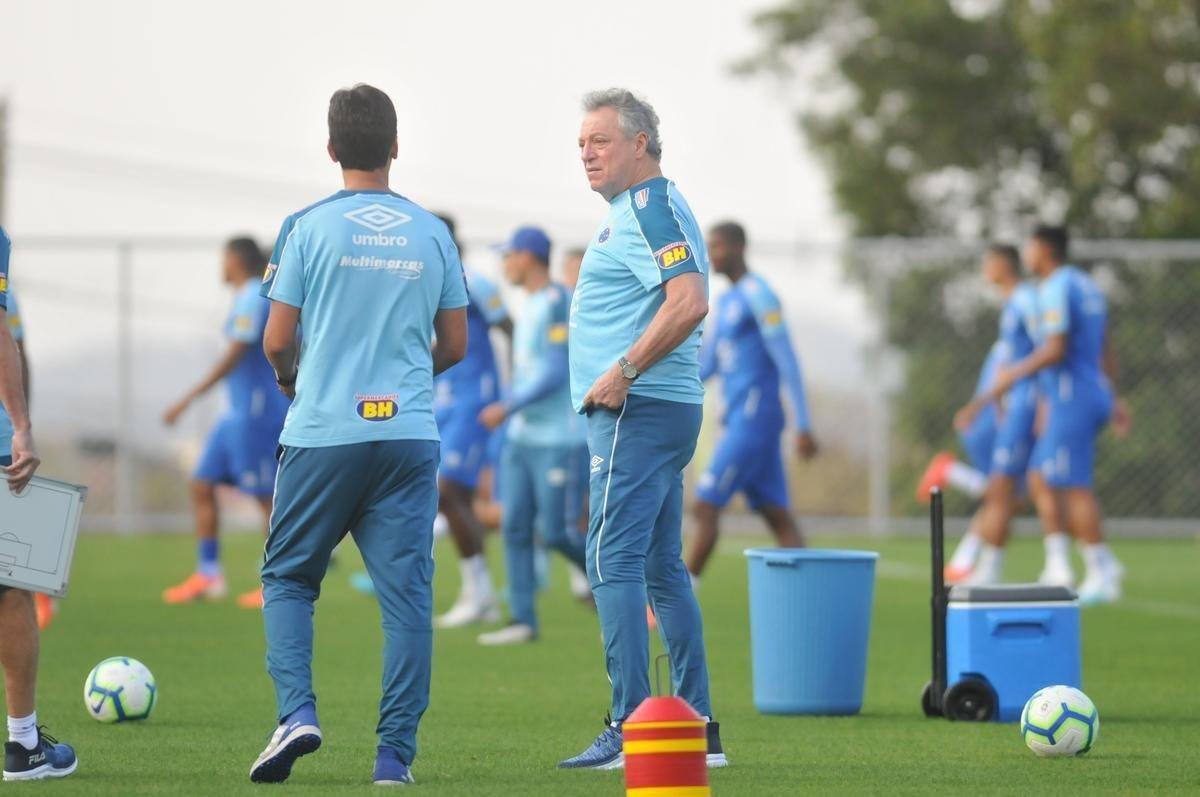 Fotos do primeiro treino de Abel Braga na Toca da Raposa II. Tcnico foi apresentado pelo Cruzeiro neste sbado e dirigir a equipe na segunda, s 20h, diante do Gois, no Serra Dourada, pela 22 rodada do Campeonato Brasileiro