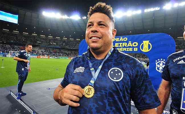 Ronaldo, gestor do Cruzeiro, em comemorao do ttulo da Srie B de 2022