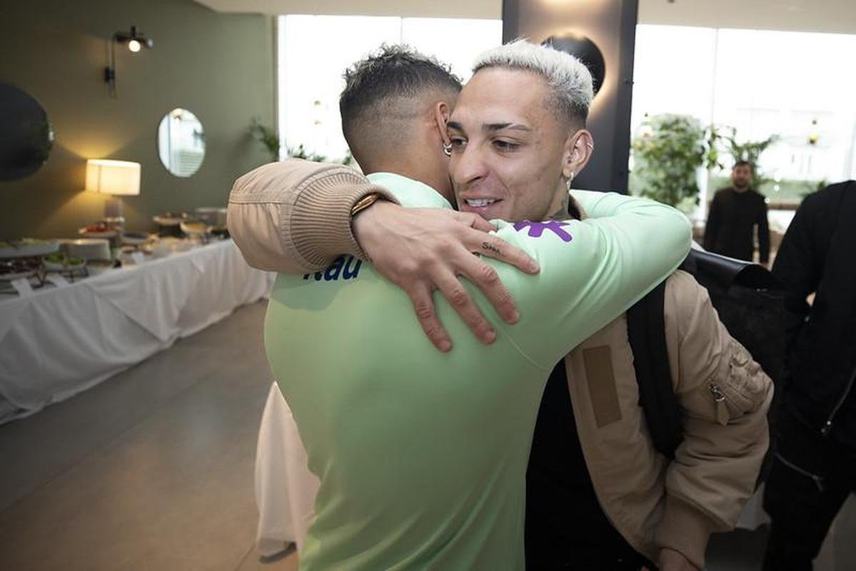 Nesta segunda-feira, os atletas que defendem clubes europeus comearam a se apresentar em Turim. Com isso, a Seleo Brasileira aguarda apenas a chegada de Marquinhos e Neymar 