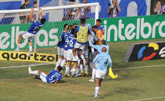 Rafael Cabral defendeu quatro cobranças na disputa por pênaltis e levou o Cruzeiro às oitavas de final