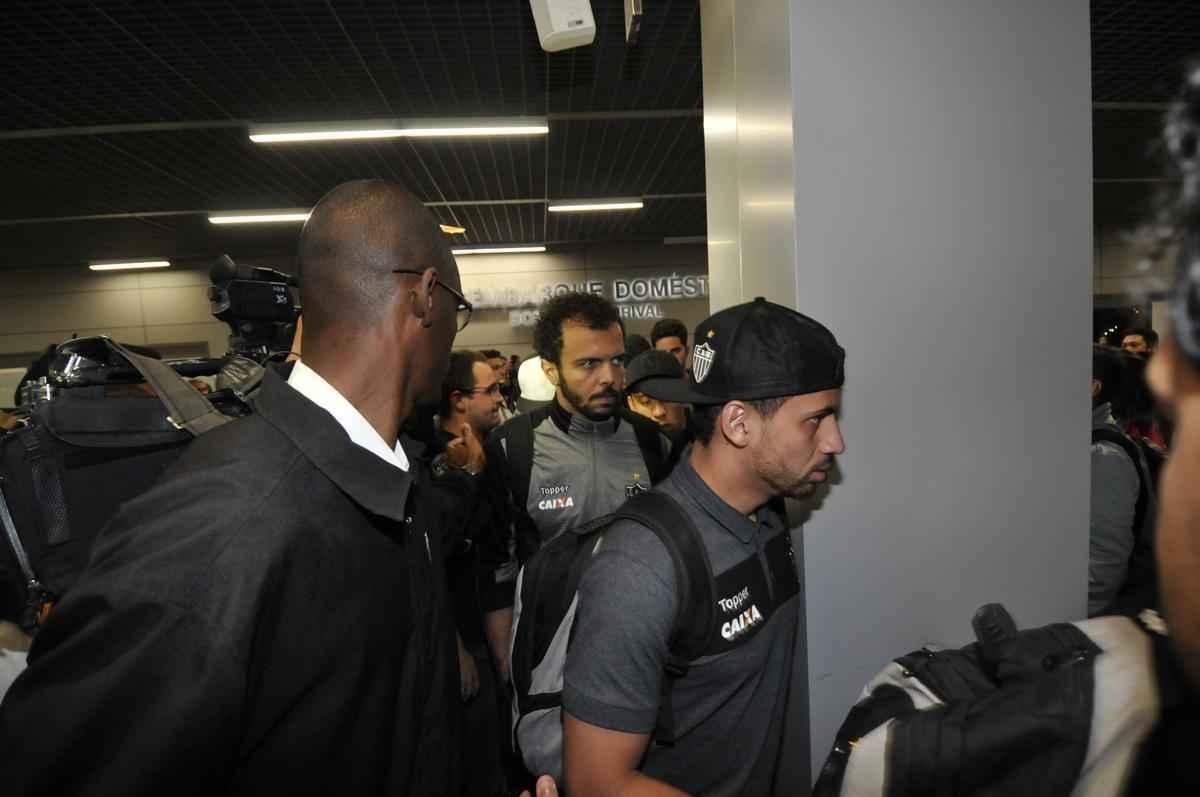 Delegao do Atltico desembarcou unida e em silncio no aeroporto de Confins, nesta quinta-feira